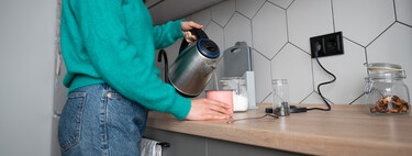 Internet se ha obsesionado con beber agua caliente por la mañana. La ciencia tiene claro qué hace (y qué no) 