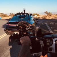 Un club motero ayuda a un coche autónomo a reconocer las motos haciéndole perrerías en la carretera