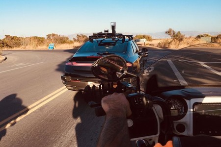 Un club motero ayuda a un coche autónomo a reconocer las motos haciéndole perrerías en la carretera