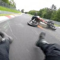 Y esto es lo que pasa por buscar los límites de una KTM 1290 Super Adventure R en Nürburgring: que te caes