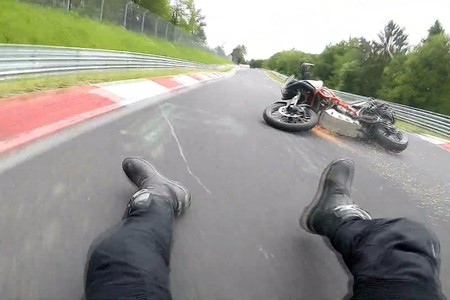 Y esto es lo que pasa por buscar los límites de una KTM 1290 Super Adventure R en Nürburgring: que te caes