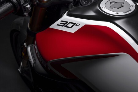 Ducati Monster 30 Aniversario 2024 3 1200x801 1