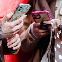 La Gen Z no quiere usar funda en su móvil. Una reivindicación del ‘Carpe Diem’ en la que los millenials suspendemos 