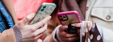 La Gen Z no quiere usar funda en su móvil. Una reivindicación del ‘Carpe Diem’ en la que los millenials suspendemos 