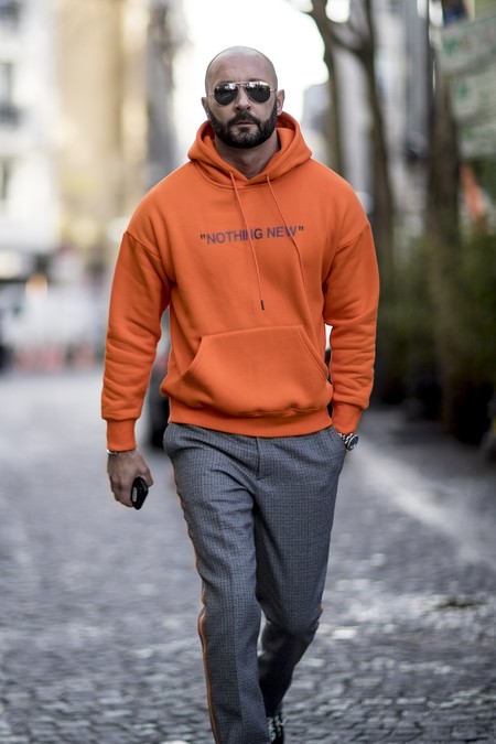 Las sudaderas también son para el invierno y combinan así de bien con todo (lo prometemos)