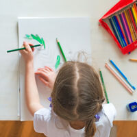 Mitos y verdades sobre las características de los niños zurdos: no son más inteligentes ni más creativos