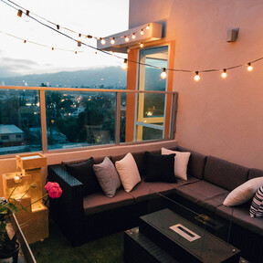 Jysk añade iluminación y decoración a la terraza con estas luces solares colgantes de diseño elegante por solo 4 euros 