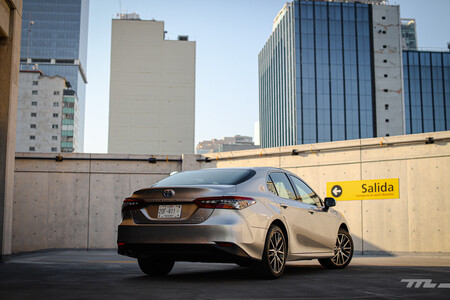 Toyota Camry Hybrid 2021, a prueba: el sedán japonés que apuesta por el comfort y la eficiencia 57 Toyota Camry Hybrid 2021 Prueba De Manejo Opiniones 32