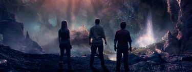 No solo hay gente que piensa que la tierra es plana, hay quien piensa que también es hueca, y allí están Brendan Fraser y King Kong