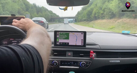DashcamUa usando móvil conduciendo