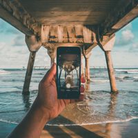 Las fundas impermeables para la playa parecen una gran idea. Pero también pueden achicharrar tu móvil
