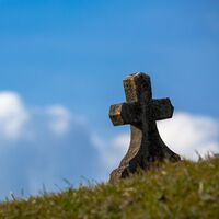 Hay una forma de evitar pagar impuestos de ganancias por fondos y acciones. La solución es morirte y que hereden 