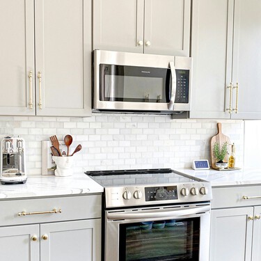 Leroy Merlin tiene un estante extensible perfecto para dejar libre la encimera o multiplicar el espacio del armario: está rebajado y se cuelga sin taladro