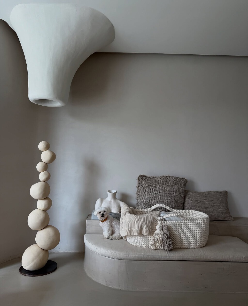 Ni armarios ni burros: los mejores percheros de pie que debemos tener en el radar para ordenar la casa sin ocupar espacio