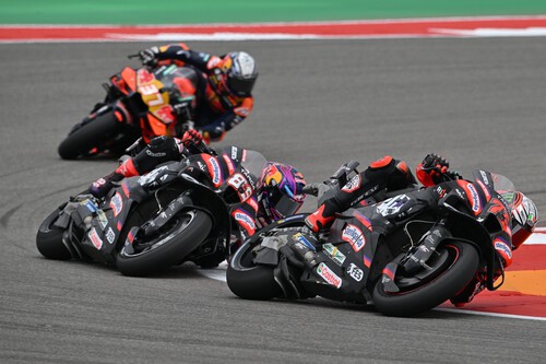 Marco Bezzecchi lidera otro doblete de Aprilia, Pedro Acosta pisa podio y Marc Márquez, quinto y gracias