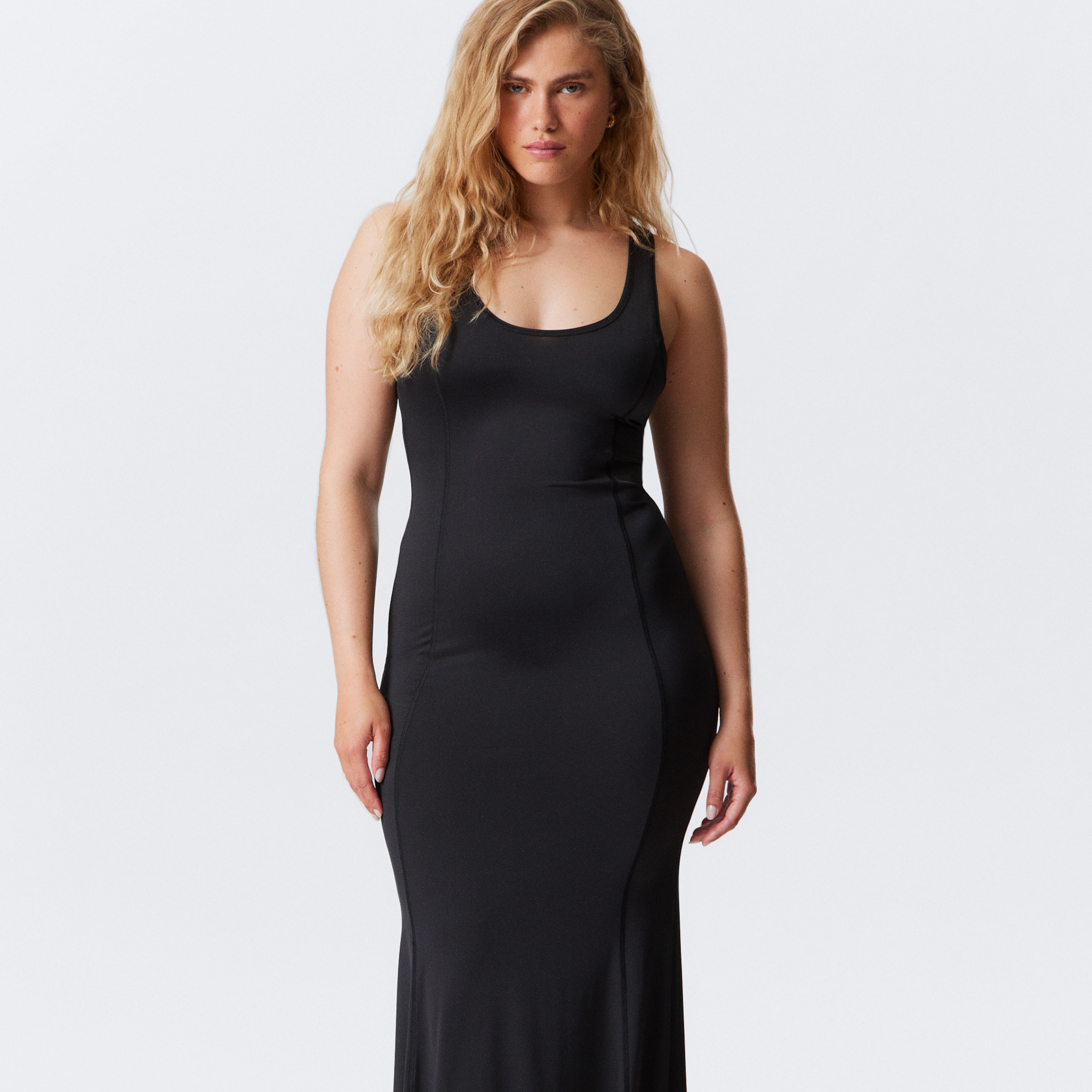 Weekday
Maxivestido deportivo entallado y bajo acampanado