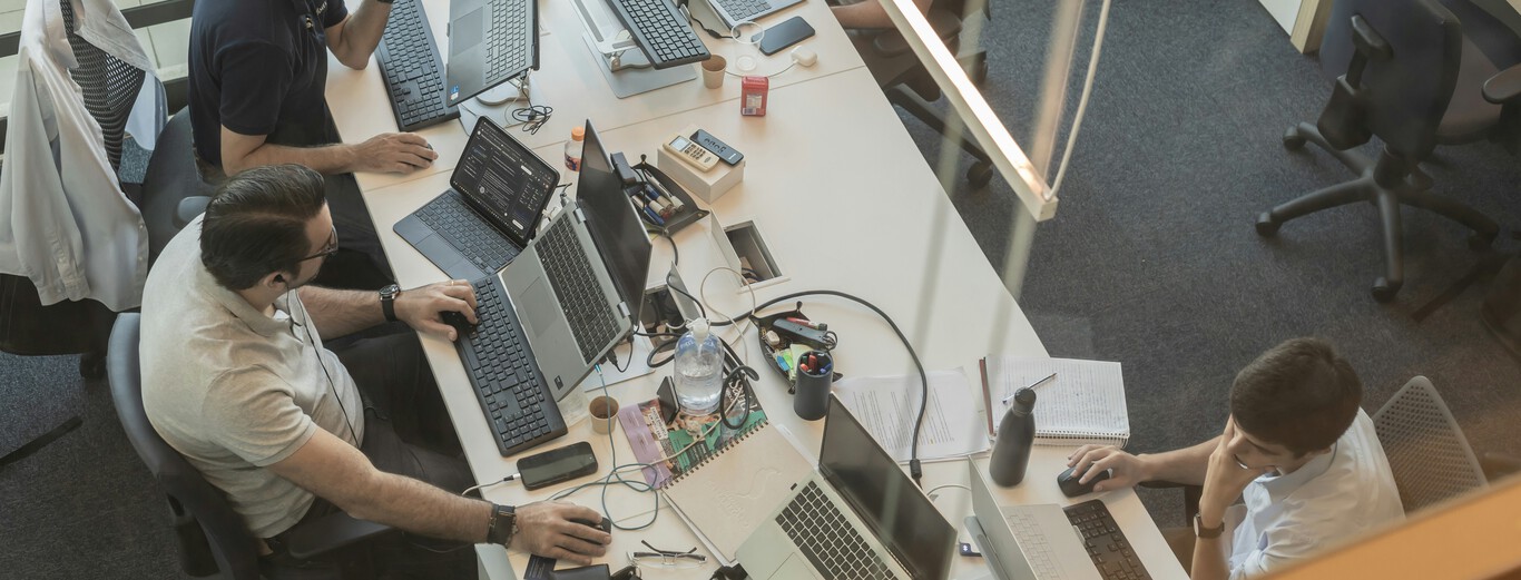 La IA prometía reducir la jornada laboral de los empleados. Por el momento ya ha conseguido tres horas libres a la semana