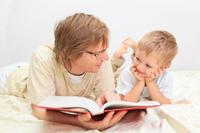 Los pediatras de EE.UU. empezarán a recomendar que todos los padres lean a sus hijos cada día