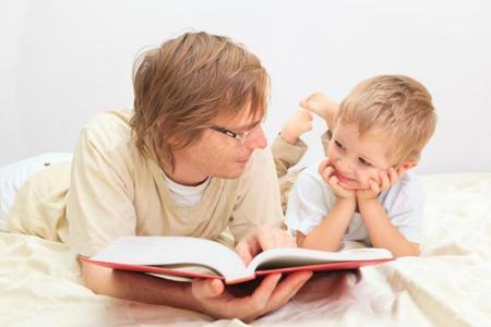 Los pediatras de EE.UU. empezarán a recomendar que todos los padres lean a sus hijos cada día