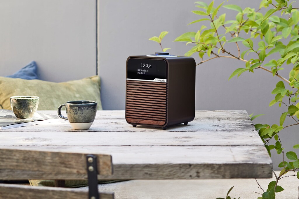 La Ruark R1 Mk4 mantiene vivo el espíritu de los radio-despertadores clásicos añadiendo Bluetooth, pantalla OLED y FM DAB+