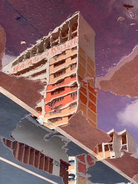 iPhone XS Maxを持ったダレン・ソーさん(シンガポール)の写真。