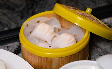 Dos Har Gow servidos en vaporera de bambú