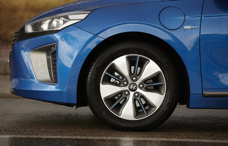 Hyundai IONIQ híbrido enchufable, prueba contacto