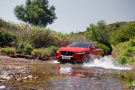 Jaguar I-Pace vadeando río