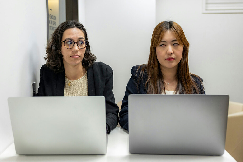 La paradoja del buen samaritano: ofrecer tu ayuda sin que te la pidan estresará a tus compañeros