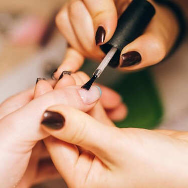 Cinco esmaltes de uñas con efecto rejuvenecedor que embellecen las manos y disimulan las imperfecciones