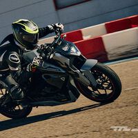 Probamos la Ultraviolette F77: la moto eléctrica de 40 CV y 6.500 euros por que puedes llevar con el carnet de coche, pero hay truco