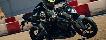 Probamos la Ultraviolette F77: la moto eléctrica de 40 CV y 6.500 euros por que puedes llevar con el carnet de coche, pero hay truco