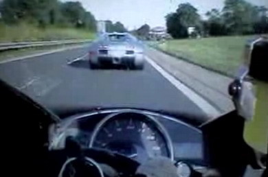Esto sí es hacer un trío: Bugatti Veyron, Porsche Carrera GT y Yamaha R1