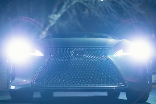 Faróis ofuscam / Imagem: Alexander Jawfox