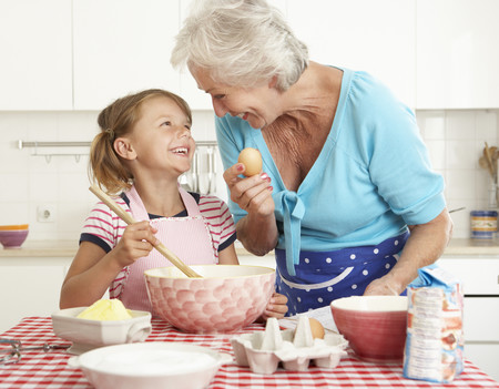Tiempo de ocio con su abuela, el mejor regalo de Navidad que unos nietos pueden recibir