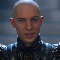 Tom Hardy salió hace 20 años en uno de los grandes batacazos de la ciencia ficción. Hizo tan pocos amigos que nadie esperaba volver a verlo en una película 