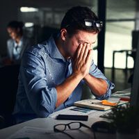 Achávamos que a estabilidade era o objetivo, mas os números provam o contrário: o recorde de "burnout" que está transformando o mercado de trabalho 