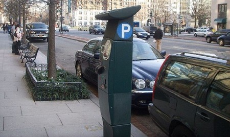 Todo apunta a que en un tiempo Madrid podría cobrar los domingos por aparcar en la calle