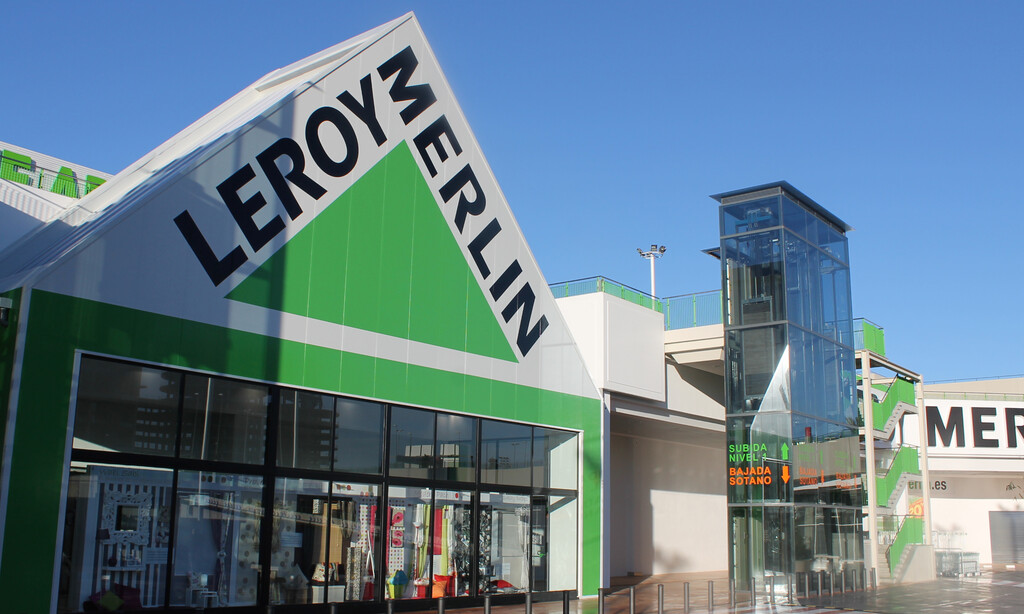 Este tendedero eléctrico de techo se pliega fácilmente, es ideal para pisos pequeños y está relajado en Leroy Merlin 