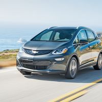 El Chevrolet Bolt y el Tesla Model X se enfrentan por el 'World Green Car 2017'