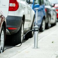 Estos puntos de recarga retráctiles para coches eléctricos se esconden bajo tierra cuando nadie los está usando