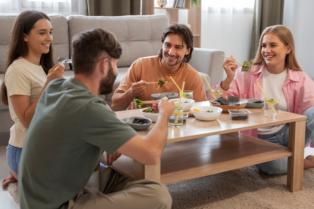 La muerte de cocinar en casa: invitar a "cenar" se está convirtiendo cada vez más en invitar a pedir por Glovo