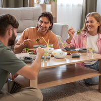 La muerte de cocinar en casa: invitar a "cenar" se está convirtiendo cada vez más en invitar a pedir por Glovo