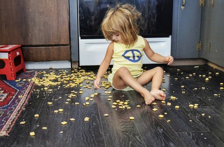 Nina Desorden En Cocina