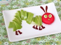 Merienda divertida: oruga de manzana y queso