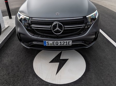 Mercedes-Benz apuesta por convertir al 50% de sus vehículos, en híbridos o eléctricos para 2030