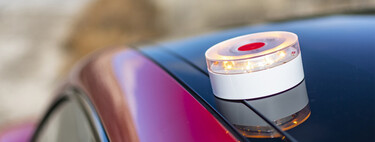 La baliza V-16 es obligatoria y esta Semana Santa te puede costar hasta 200 euros si no la llevas: lo que necesitas saber antes de salir a la carretera 