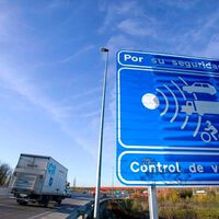 La DGT tiene nuevas armas para cazar también a los que frenan antes del radar (y la multa pica)