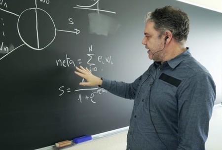 Telefónica lanza una aplicación para alumnos con discapacidad auditiva que transcribe a texto lo que dice el profesor
