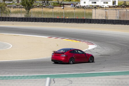 ¡Brutal! El Tesla Model S Plaid enseña su enorme alerón escamoteable volando en este vídeo en busca de un récord
